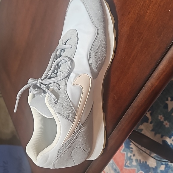 NIKE sneakers, size 9.5. Euc - Picture 10 of 14